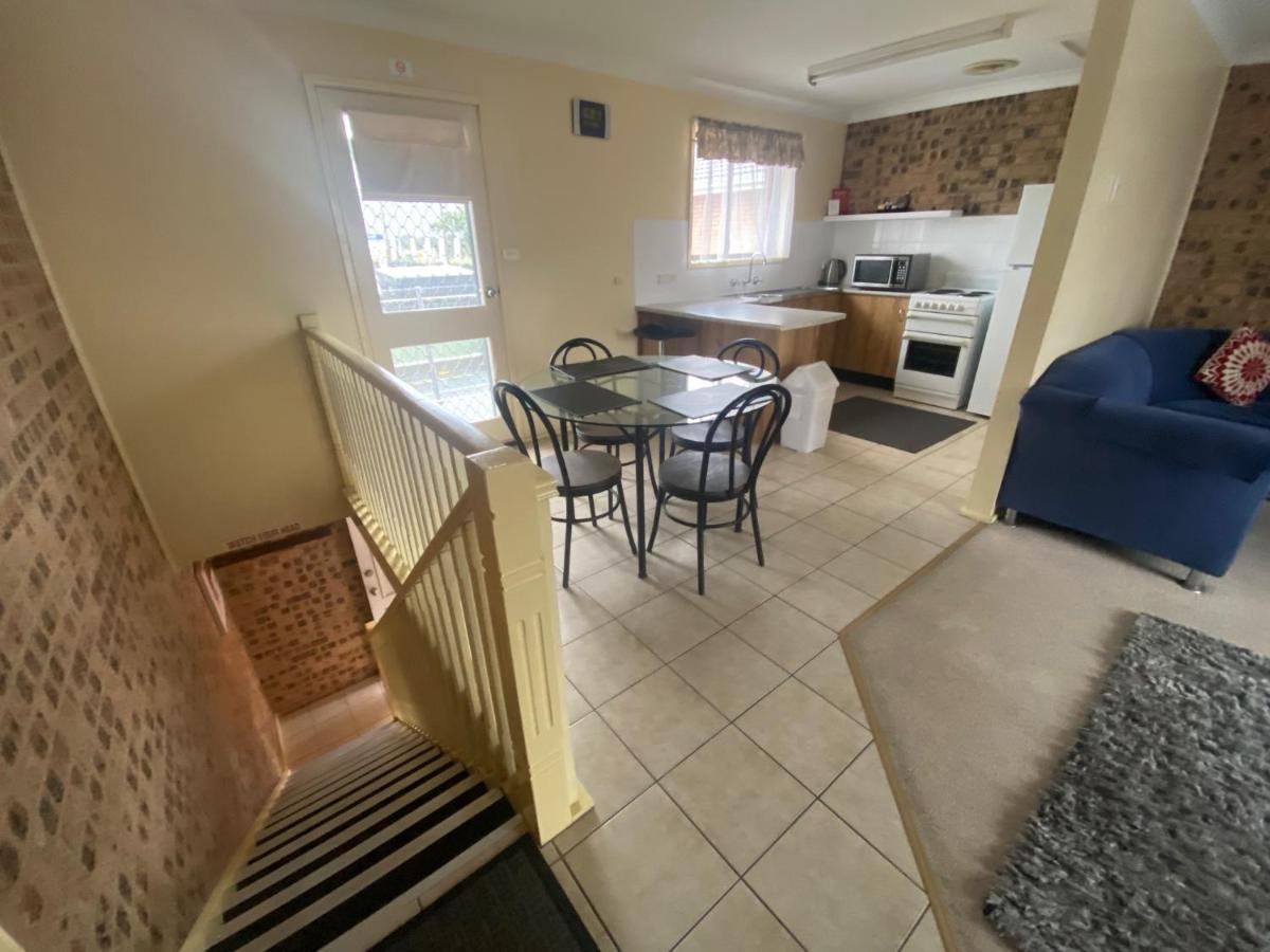 Avaleen Lodge Motor Inn Наура Екстериор снимка