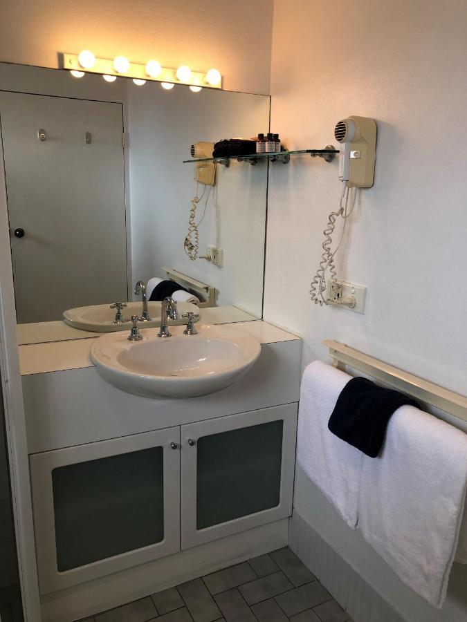 Avaleen Lodge Motor Inn Наура Екстериор снимка