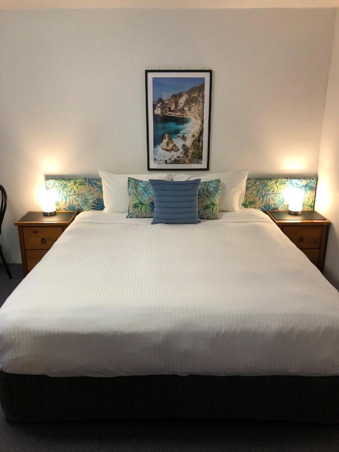 Avaleen Lodge Motor Inn Наура Екстериор снимка