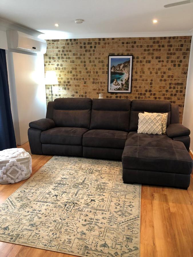Avaleen Lodge Motor Inn Наура Екстериор снимка