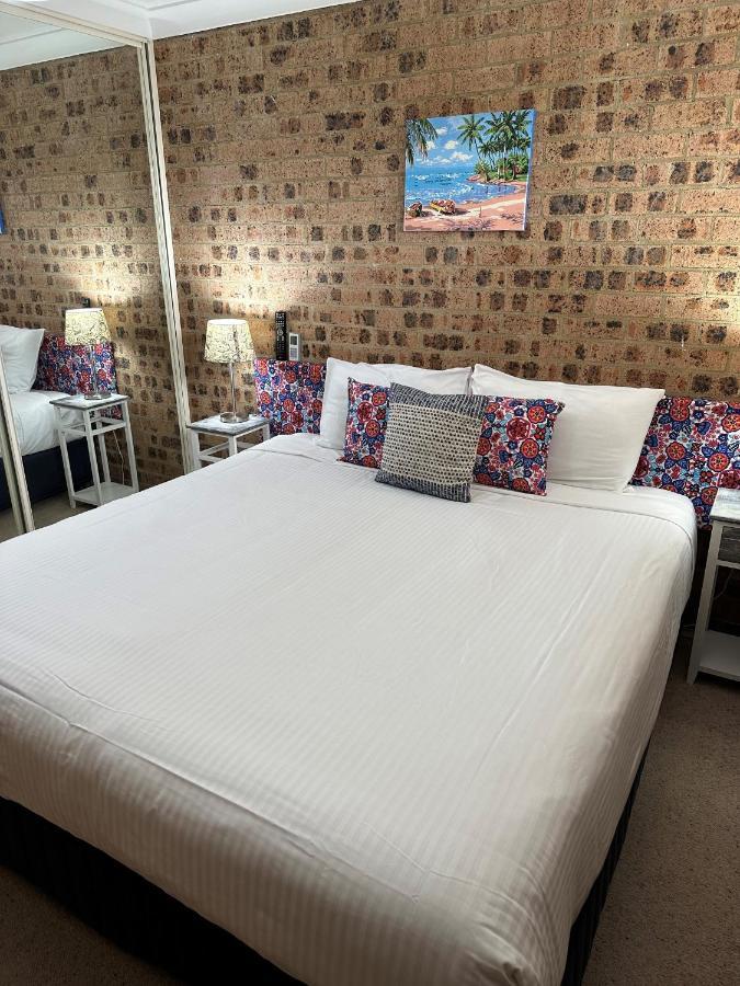Avaleen Lodge Motor Inn Наура Екстериор снимка