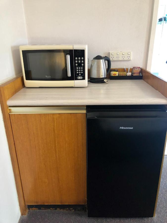 Avaleen Lodge Motor Inn Наура Екстериор снимка