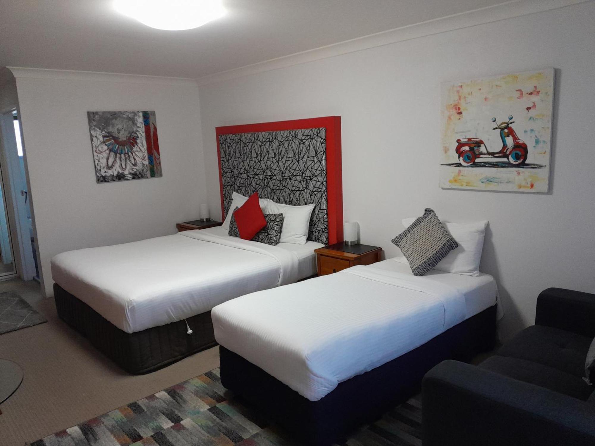 Avaleen Lodge Motor Inn Наура Екстериор снимка