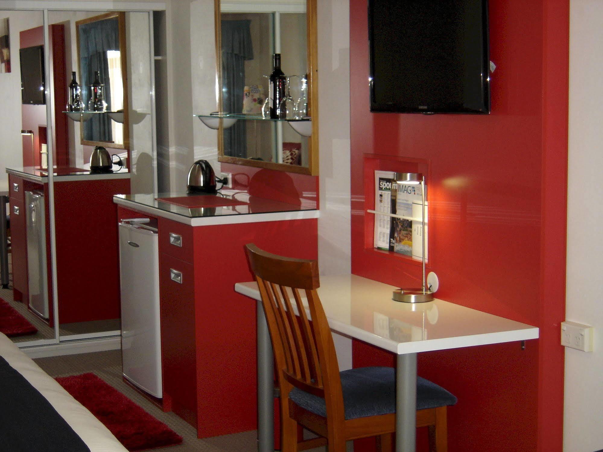 Avaleen Lodge Motor Inn Наура Екстериор снимка