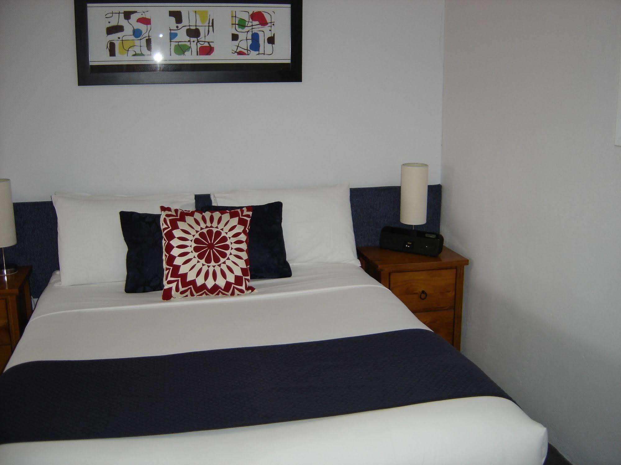 Avaleen Lodge Motor Inn Наура Екстериор снимка