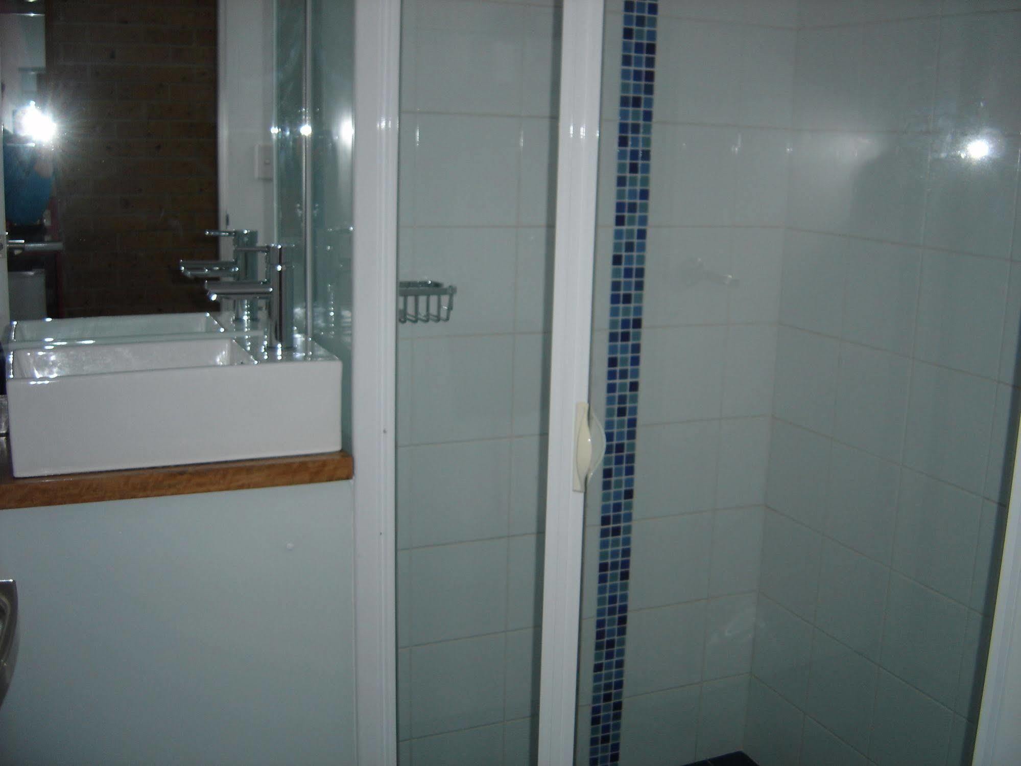 Avaleen Lodge Motor Inn Наура Екстериор снимка