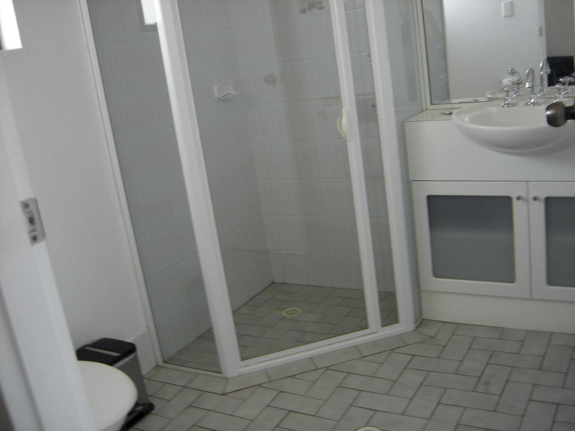 Avaleen Lodge Motor Inn Наура Екстериор снимка
