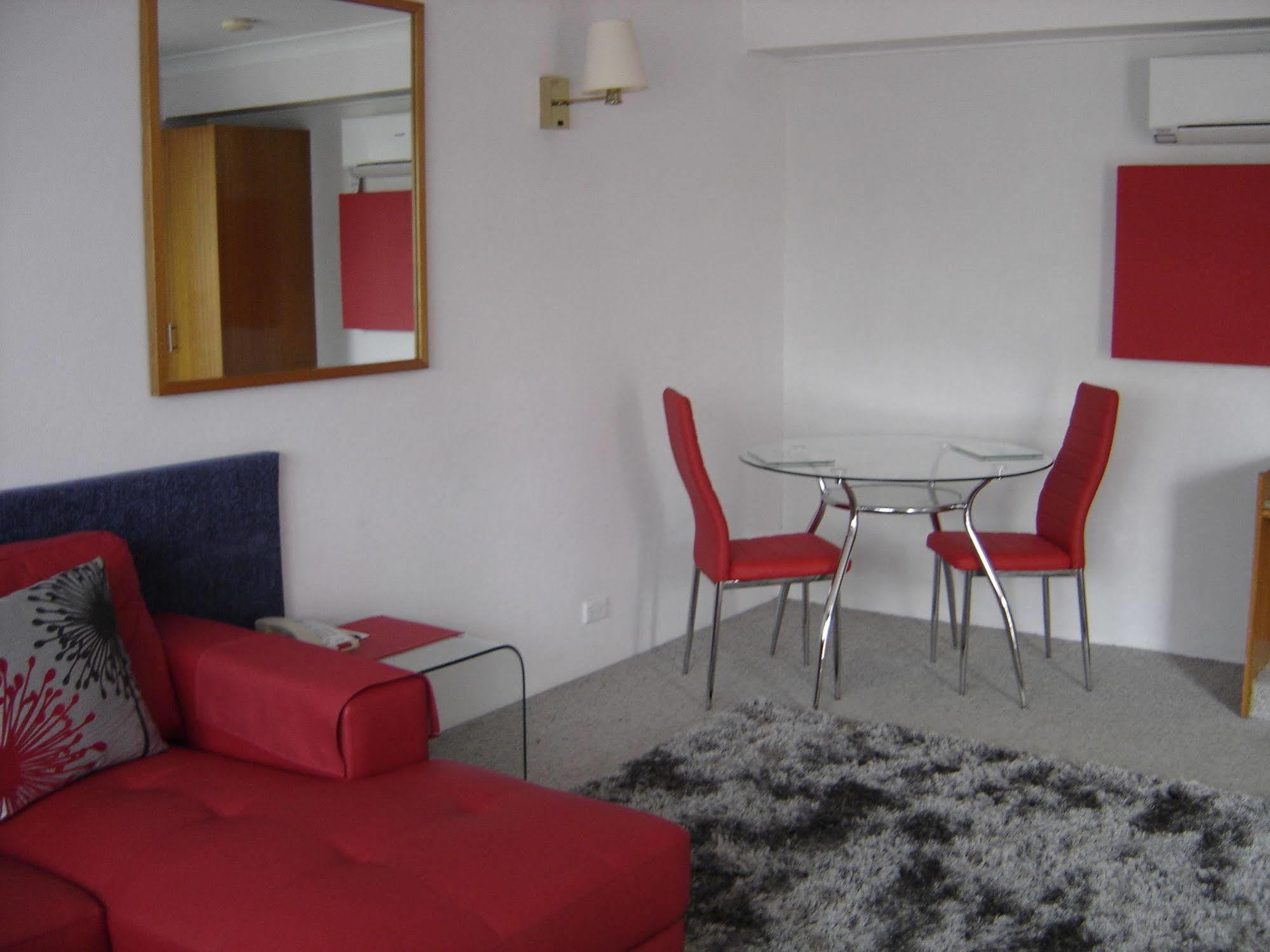Avaleen Lodge Motor Inn Наура Екстериор снимка