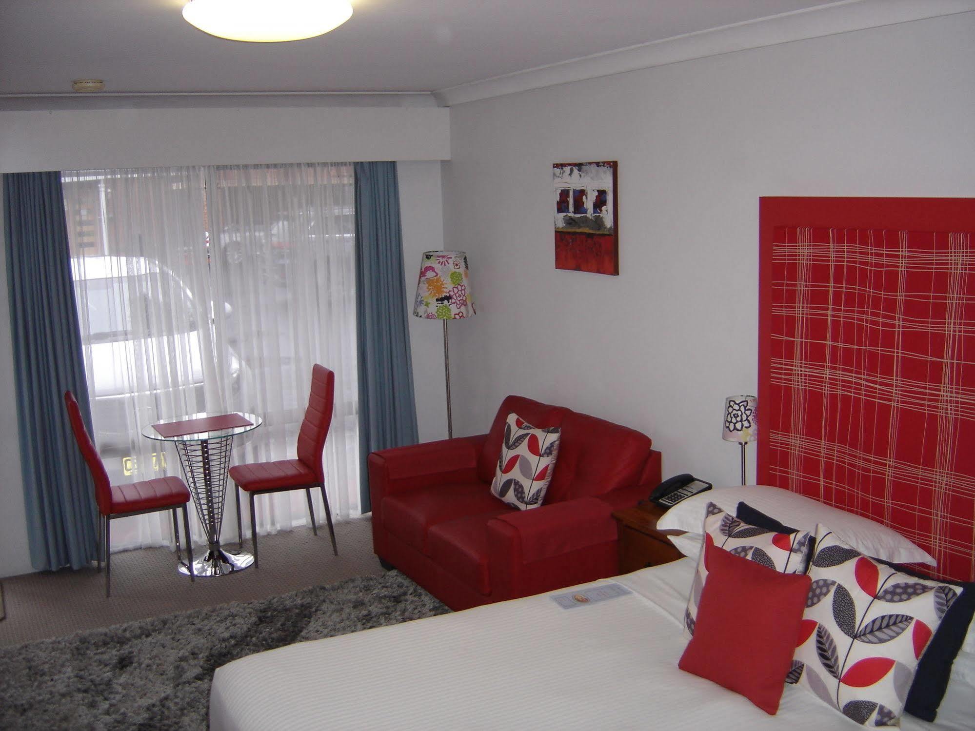 Avaleen Lodge Motor Inn Наура Екстериор снимка