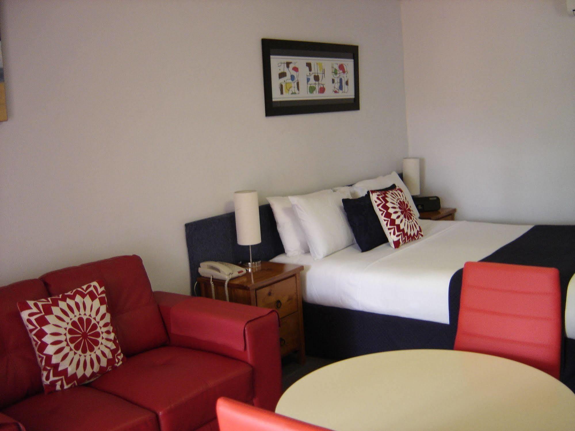 Avaleen Lodge Motor Inn Наура Екстериор снимка