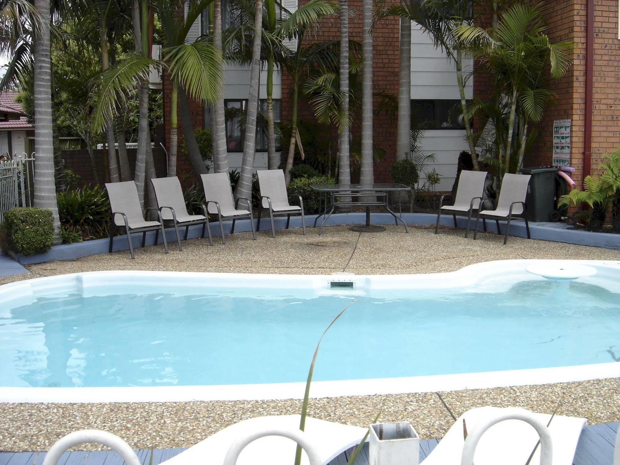 Avaleen Lodge Motor Inn Наура Екстериор снимка