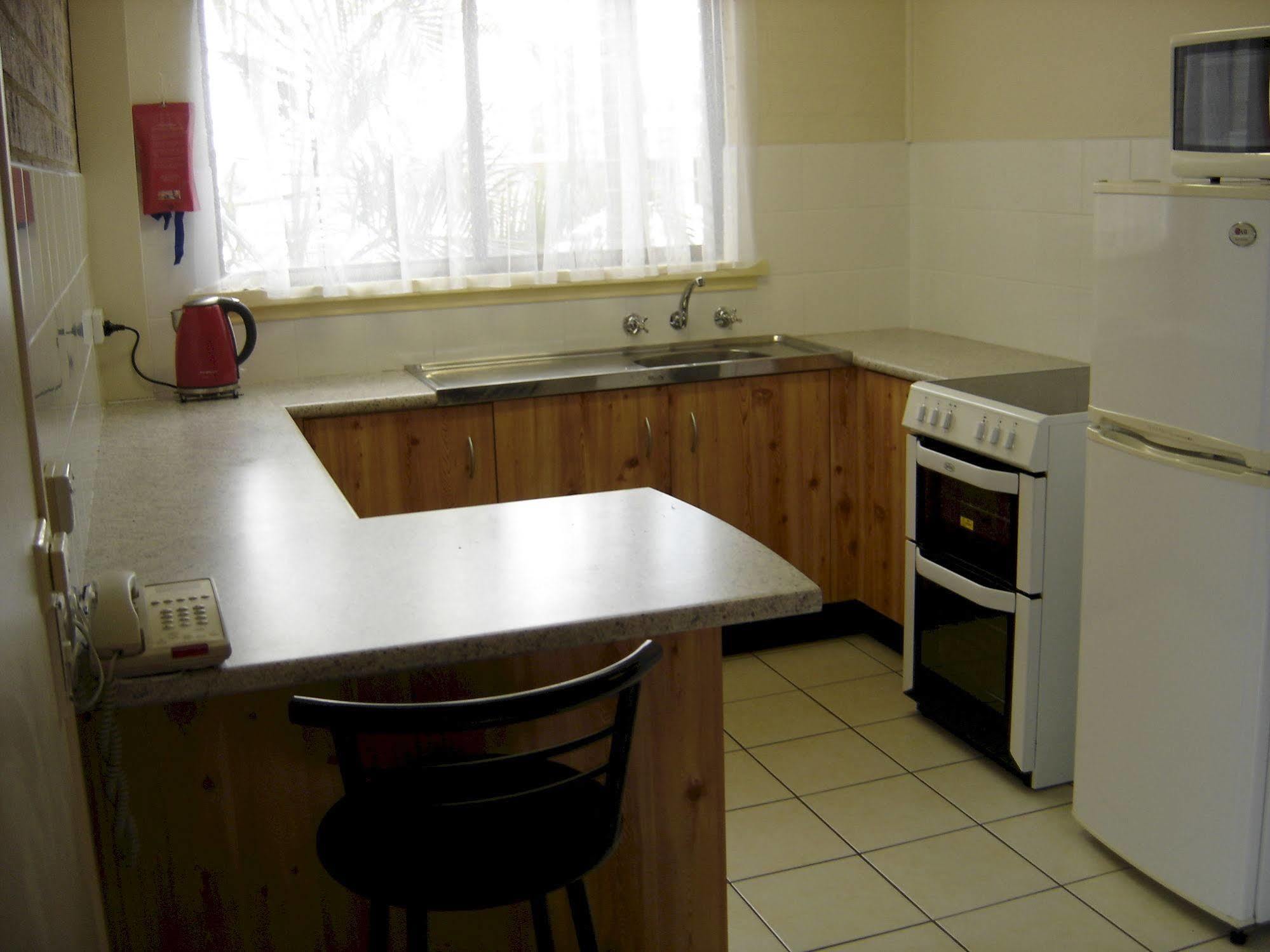 Avaleen Lodge Motor Inn Наура Екстериор снимка