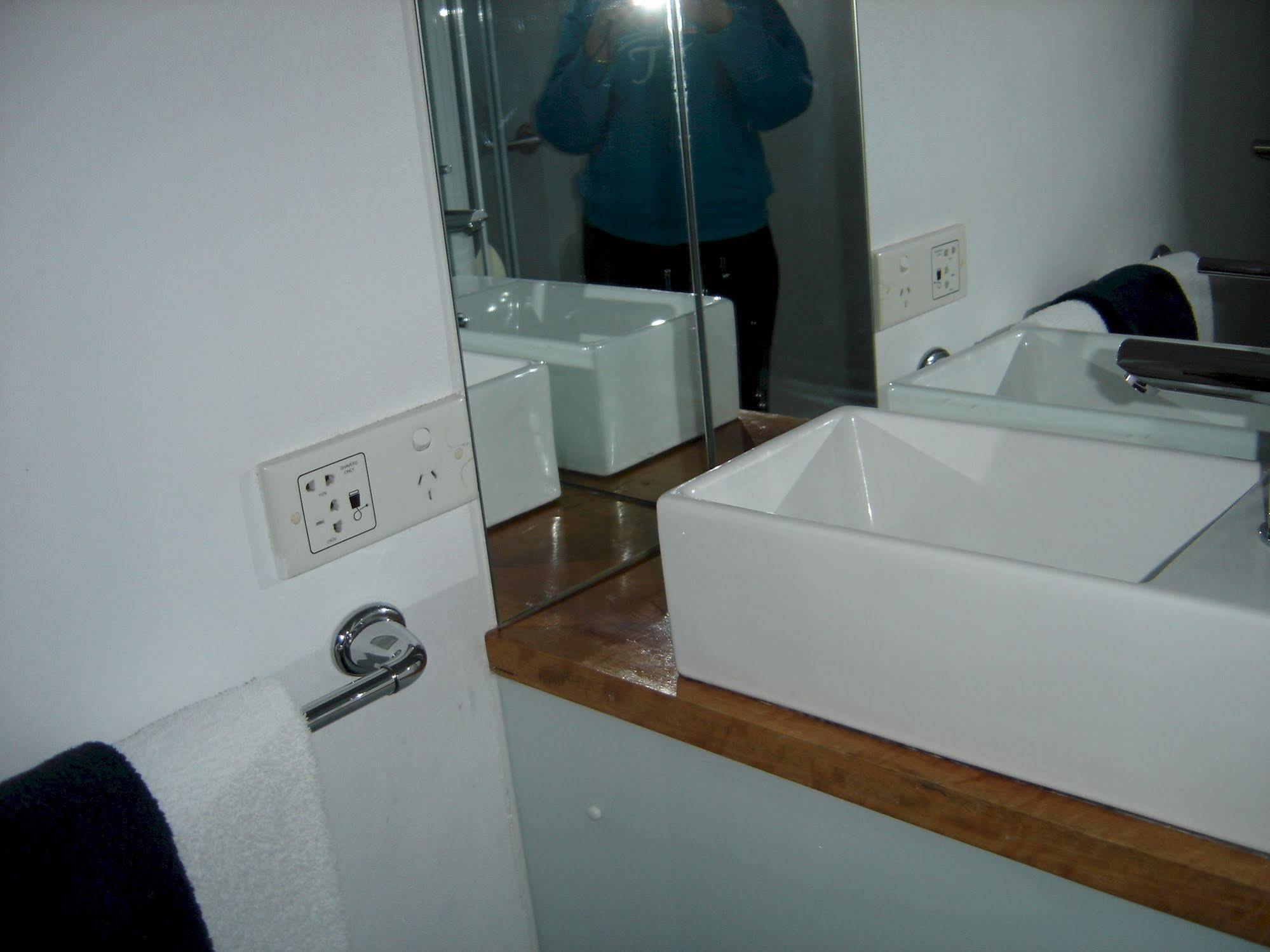 Avaleen Lodge Motor Inn Наура Екстериор снимка